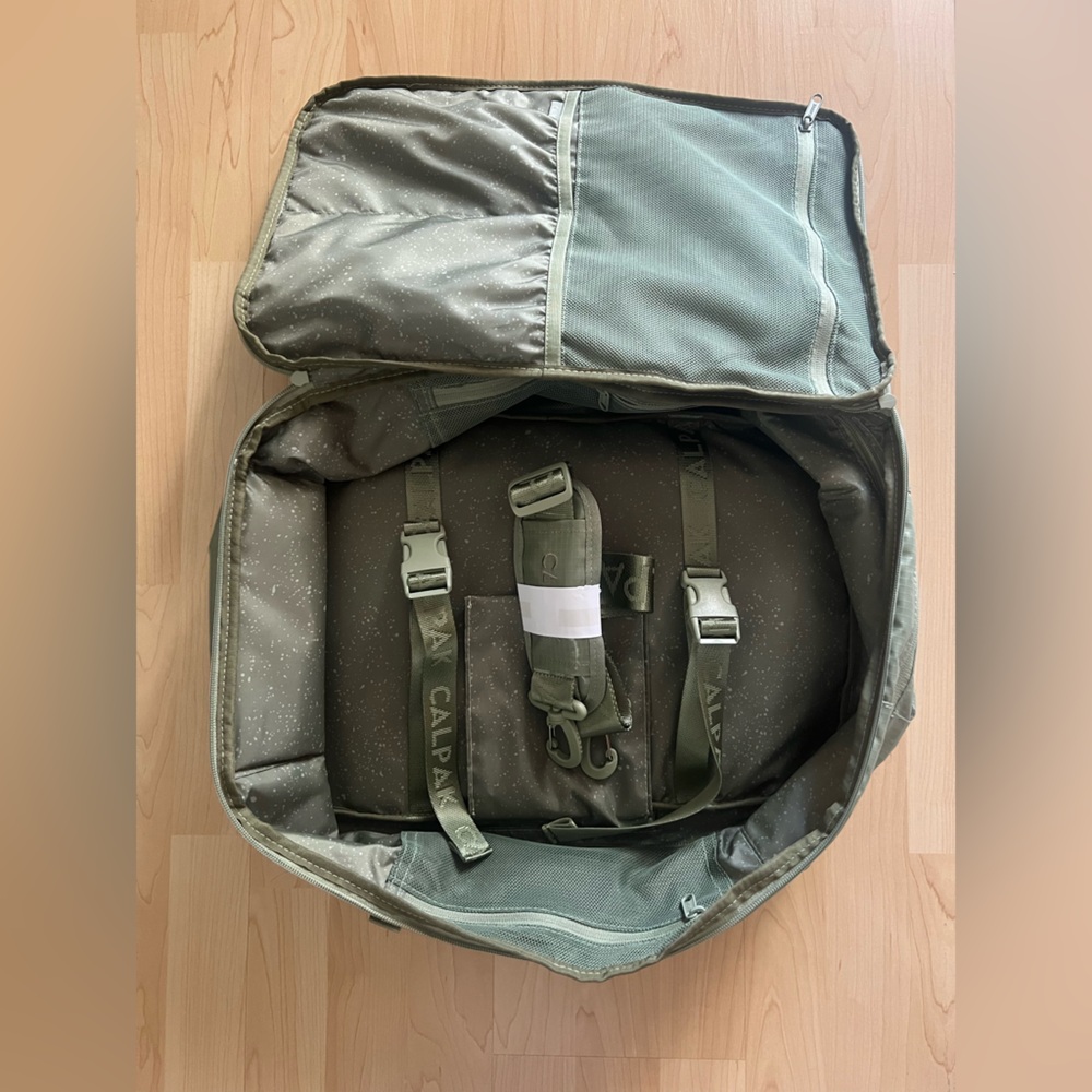 CALPAK Terra 26L Laptop Duffel Backpack in Juniper NWOT - Picture 4 of 4